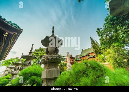 Pleiku, Vietnam - 11. Juli 2020: Buddha-Statuen, architektonische Details der Minh Thanh Pagode, eine majestätische buddhistische architektonische Struktur in Pleiku Stadt Stockfoto