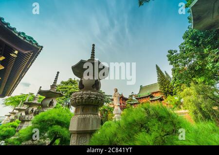 Pleiku, Vietnam - 11. Juli 2020: Buddha-Statuen, architektonische Details der Minh Thanh Pagode, eine majestätische buddhistische architektonische Struktur in Pleiku Stadt Stockfoto