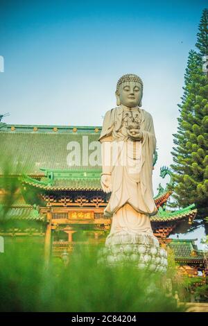 Pleiku, Vietnam - 11. Juli 2020: Buddha-Statuen, architektonische Details der Minh Thanh Pagode, eine majestätische buddhistische architektonische Struktur in Pleiku Stadt Stockfoto