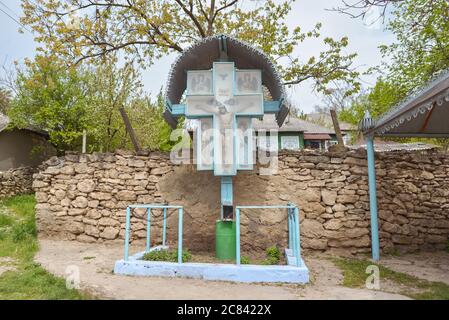 Trebujeni / Moldawien - 15. Mai 2020: Traditionelles christliches Kreuz in einem Park eines kleinen Dorfes in Moldawien Stockfoto