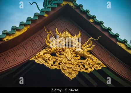 Pleiku, Vietnam - 11. Juli 2020: Buddha-Statuen, architektonische Details der Minh Thanh Pagode, eine majestätische buddhistische architektonische Struktur in Pleiku Stadt Stockfoto