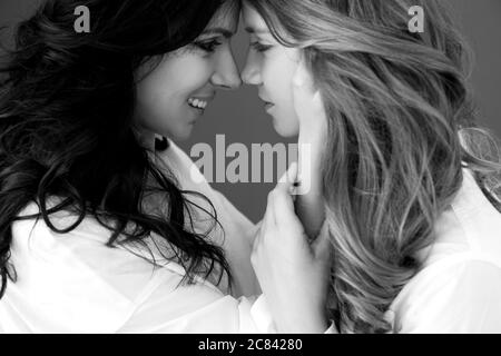 Schwarz-weiß Foto. Schwarz-weißes Foto von glücklicher Mutter und Tochter. Stockfoto