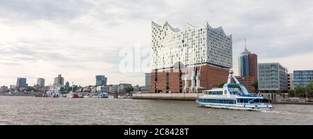 Panorama der Elbe mit Elbphilharmonie und einer öffentlichen Fähre. Stockfoto