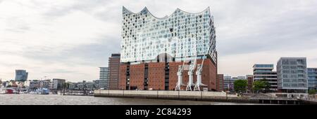 Panorama mit Elbphilharmonie. Wahrzeichen von Hamburg und beliebtes Touristenziel. Stockfoto