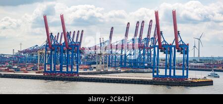 Container-Terminal mit Hafenkranen. Legen Sie am Hamburger Hafen an. Stockfoto