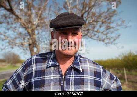 Trebujeni / Moldawien - 15. Mai 2020: Porträt des moldawischen Bauern auf dem Land Felder Stockfoto