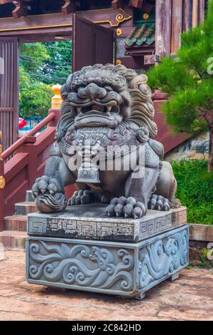 Pleiku, Vietnam - 11. Juli 2020: Buddha-Statuen, architektonische Details der Minh Thanh Pagode, eine majestätische buddhistische architektonische Struktur in Pleiku Stadt Stockfoto