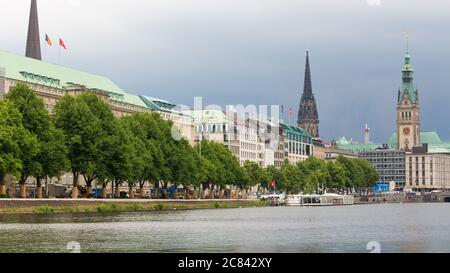 Blick auf die Uferpromenade am Ballindamm. Mit Türmen des Rathauses und der Kirche St. Nikolai im Hintergrund. Stockfoto