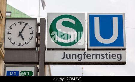 Schild am Eingang der U-Bahn und Bahnhof Jungfernstieg. Im Stadtzentrum gelegen. Stockfoto