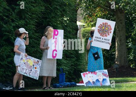 Demonstranten versammeln sich vor dem Trump National Golf Club in Sterling, Virginia, als US-Präsident Donald J. Trump am 19. Juli 2020 einen Besuch ausrichtet.Quelle: Chris Kleponis/Pool via CNP /MediaPunch Stockfoto