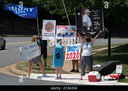 Demonstranten versammeln sich vor dem Trump National Golf Club in Sterling, Virginia, als US-Präsident Donald J. Trump am 19. Juli 2020 einen Besuch ausrichtet.Quelle: Chris Kleponis/Pool via CNP /MediaPunch Stockfoto