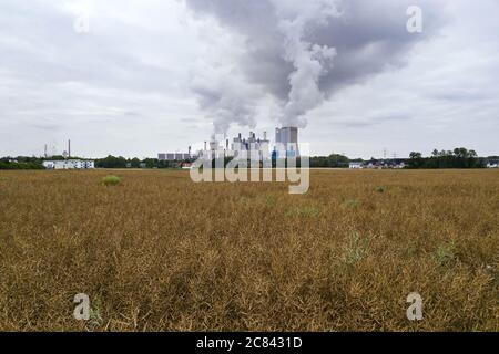 Niederaussem, Deutschland. Juli 2020. Das Kraftwerk Niederaussem von RWE (Luftaufnahme). Niederaussem, 19. Juli 2020 Quelle: dpa/Alamy Live News Stockfoto