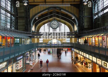 Blick in den Hamburger Hauptbahnhof. Am meisten frequentierte deutsche Fernbahnhof. Stockfoto