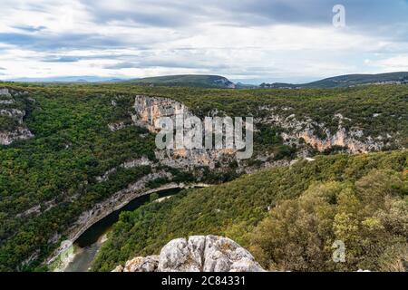 Landschaftsansicht rund um das Dorf Labastide de Virac und die Ardeche Berge in Frankreich Stockfoto