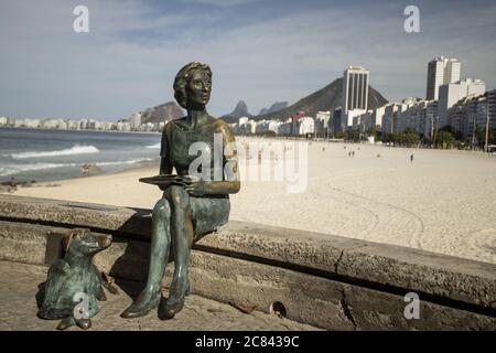 RIO DE JANEIRO, BRASILIEN - 12. Jul 2020: Bronzestatue von Clarice Lispector, ukrainischer Journalist und Schriftsteller mit Copacabana-Strand im Hintergrund Stockfoto