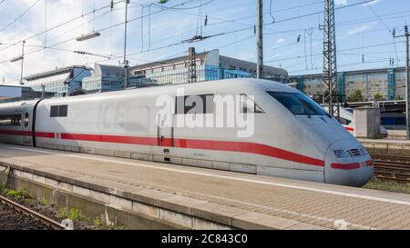 Hamburg, 18. Juni 2020: Intercity Express (ICE) Zug am Münchner Hauptbahnhof. Hochgeschwindigkeitszug der Deutschen Bahn. Dieses Modell gehört zu Th Stockfoto