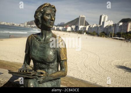 RIO DE JANEIRO, BRASILIEN - 12. Jul 2020: Bronzestatue von Clarice Lispector, ukrainischer Journalist und Schriftsteller mit Copacabana-Strand im Hintergrund Stockfoto