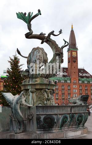 Kopenhagen, Dänemark - 9. Dezember 2017: Blick auf den Rathausplatz mit dem Drachenbrunnen und Scandic Palace Hotel im Hintergrund Stockfoto