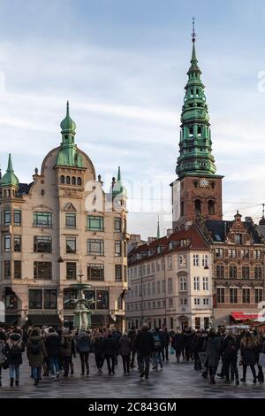 Kopenhagen, Dänemark - 9. Dezember 2017: Blick auf die Straße Hojbro Plads, öffentlicher Platz im Stadtzentrum von Kopenhagen, Dänemark. Normale Menschen Stockfoto