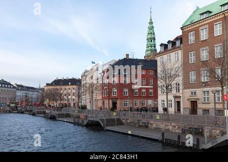 Kopenhagen, Dänemark - 9. Dezember 2017: Ved Stranden Street view mit Nikolaj Copenhagen Contemporary Art Center auf einem Hintergrund. Gewöhnliche Menschen gehen Stockfoto