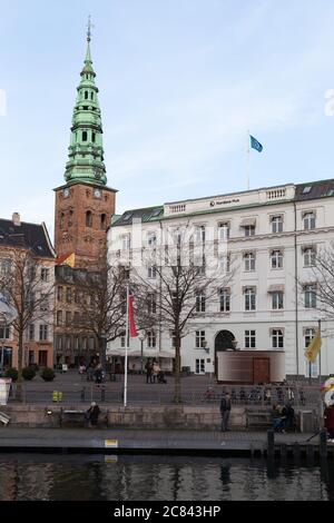 Kopenhagen, Dänemark - 9. Dezember 2017: Ved Stranden vertikale Straßenansicht mit Nikolaj, Copenhagen Contemporary Art Center auf einem Hintergrund. Gewöhnliches p Stockfoto