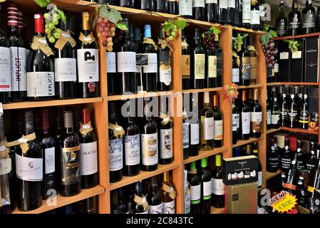 Cascais, Portugal - 13. Juni 2017: Regale mit Sorten Sorten Wein und Portwein im Weinladen. Portwein ist eine portugiesische Festung Stockfoto