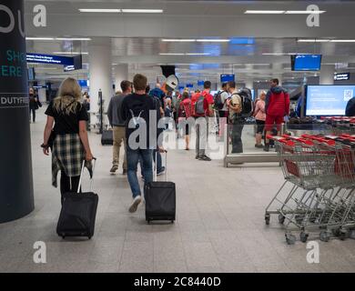 Island, Keflavik, 30. Juli 2019: Touristen, die Island besuchen, verlassen den Flughafen Keflavik Stockfoto