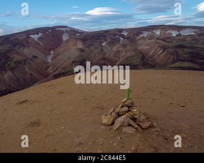 Blick vom Gipfel des Brennisteinsalda auf das malerische Panorama der farbenfrohen vulkanischen Landmannalaugar Berge. Gebiet des Fjallabak Naturreservats in Stockfoto