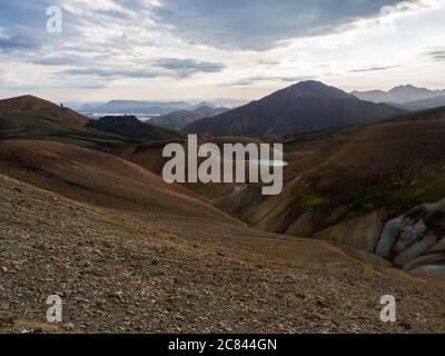 Buntes Rhyolit Regenbogen Bergpanorma mit bunten Vulkanen. Sonnenaufgang in Landmannalaugar im Fjallabak Nature Reserve, Highlands Island Stockfoto