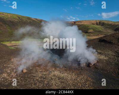 Heisse Quelle mit kochendem Wasser, das aus den Felsen steigt in Landmannalaugar bunte Rhyolit Berge auf dem berühmten Laugavegur Trek. Fjallabak Nature Reserve in Stockfoto