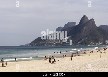 RIO DE JANEIRO, BRASILIEN - 12. Jul 2020: Ipanema und Leblon Strand in Rio de Janeiro während COVID-19 Coronavirus Ausbruch mit städtischen Bergen von Gavea an Stockfoto