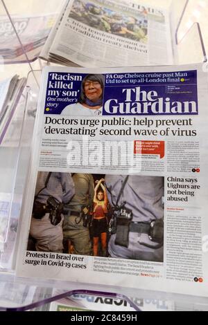 "Ärzte drängen die Öffentlichkeit: Helfen Sie, die zweite Viruswelle zu verhindern, die "ausgleicht", in der Titelseite der Zeitung Guardian am 20. Juli 2020 London England Großbritannien Stockfoto