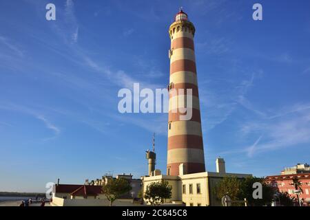 Praia da Barra, Portugal - 9. Juni 2017: Schöner Blick auf den Leuchtturm Farol da Barra in Praia da Barra Resort bei Sonnenuntergang, berühmter Ferienort in Portuga Stockfoto