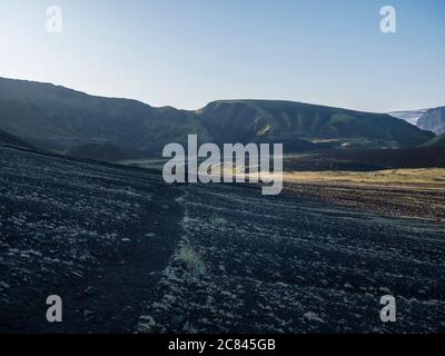 Sonnenaufgang Blick auf Myrdalsjokull Gletscher bei Island von Laugavegur Wanderweg, grünes Tal in vulkanischer Landschaft mit frühen Morgen rosa Licht Stockfoto