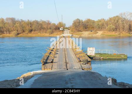 Ponton Anlage an der Donau. Die Straße zum Belene Memorial Park für die Opfer des totalitären kommunistischen Regimes in Bulgarien. Stockfoto