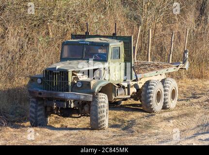 Alte schwere LKW mit Anhänger für große Holz Kiefer, Fichte, Zeder, Holz. Stockfoto