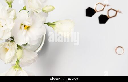 Damenbekleidung und Accessoires auf weißem Hintergrund. Stockfoto