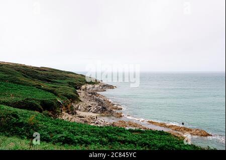 Die Landschaft von Gwithan Beach, St Ives, Cornwall im Sommer. Stockfoto