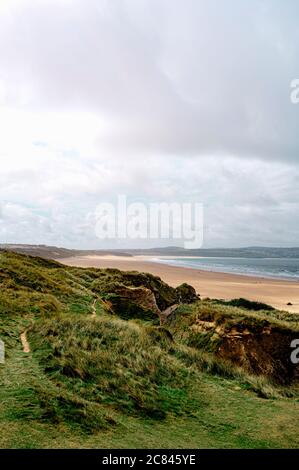 Die Landschaft von Gwithan Beach, St Ives, Cornwall im Sommer. Stockfoto