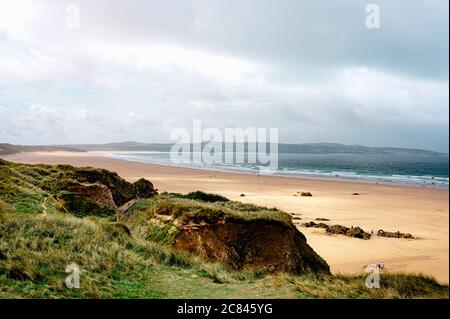 Die Landschaft von Gwithan Beach, St Ives, Cornwall im Sommer. Stockfoto