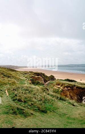 Die Landschaft von Gwithan Beach, St Ives, Cornwall im Sommer. Stockfoto