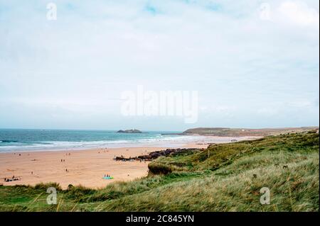 Die Landschaft von Gwithan Beach, St Ives, Cornwall im Sommer. Stockfoto