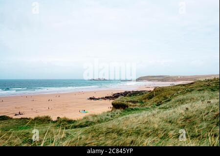 Die Landschaft von Gwithan Beach, St Ives, Cornwall im Sommer. Stockfoto