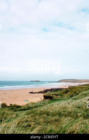 Die Landschaft von Gwithan Beach, St Ives, Cornwall im Sommer. Stockfoto