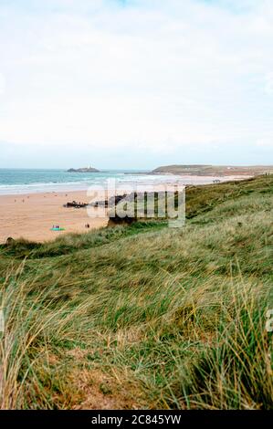 Die Landschaft von Gwithan Beach, St Ives, Cornwall im Sommer. Stockfoto