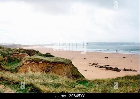 Die Landschaft von Gwithan Beach, St Ives, Cornwall im Sommer. Stockfoto