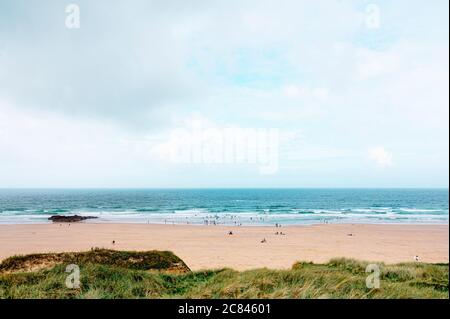 Die Landschaft von Gwithan Beach, St Ives, Cornwall im Sommer. Stockfoto