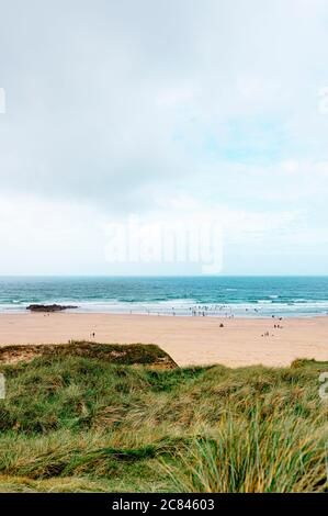 Die Landschaft von Gwithan Beach, St Ives, Cornwall im Sommer. Stockfoto