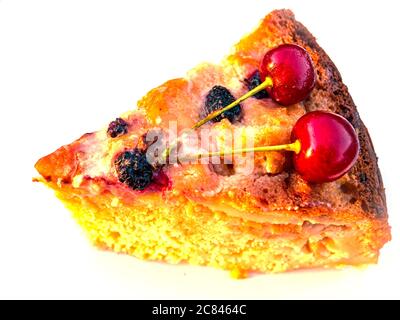 Kuchen mit zwei roten Kirschen auf weißem Hintergrund isoliert dekoriert. Stockfoto