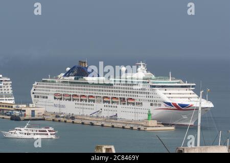 Split, Kroatien - August 15 2018: P&O Cruises Schiff Ocean dockt in Split Kreuzfahrtterminal Stockfoto